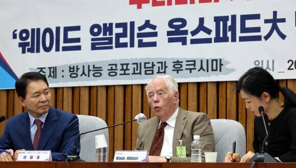 웨이드 앨리슨 옥스퍼드대 명예교수가 지난 19일 서울 여의도 국회에서 열린 국민의힘 ‘우리바다 지키기 검증 티에프(TF)’ 초청간담회에서 ‘방사능 공포 괴담과 후쿠시마’를 주제로 강연하고 있다. 맨 왼쪽은 성일종 국민의힘 우리바다 지키기 검증 티에프 위원장. 연합뉴스