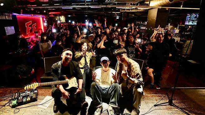 지난 27일 오후 서울 서교동 클럽 에프에프(FF)에서 밴드 게이트 플라워즈가 재결합 공연을 마친 뒤 기념 사진을 찍고 있다. 이민석 사진작가 제공