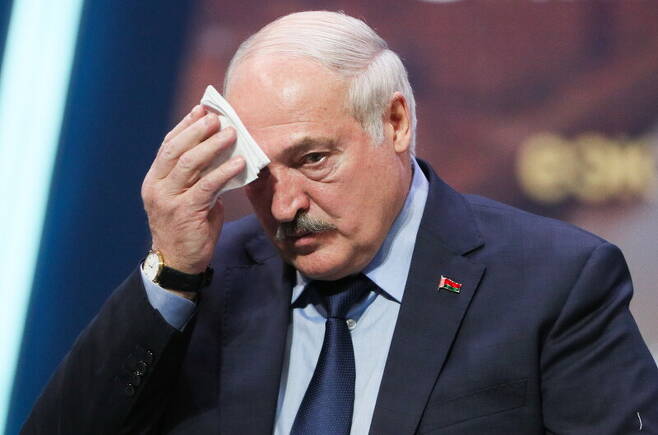 알렉산드르 루카셴코 벨라루스 대통령이 24일 모스크바에서 열린 유라시아경제연합(EAEU) 회의에 참석해 손수건으로 땀을 닦고 있다. 타스 연합뉴스