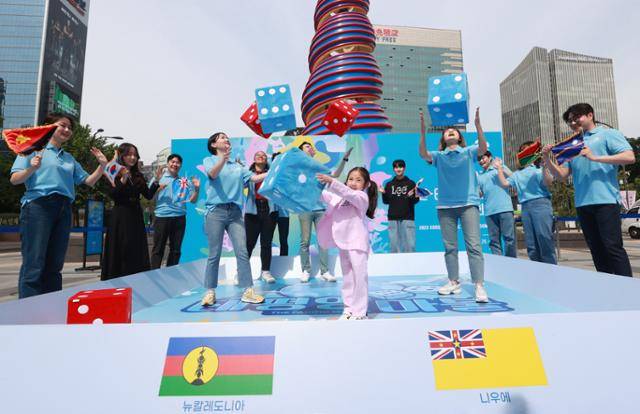지난 10일 오전 서울 중구 청계광장에 2023 한-태평양도서국 정상회의 D-20을 기념해 마련된 '태평양부루마블' 체험존에서 준비기획단이 체험 홍보를 하고 있다. 연합뉴스
