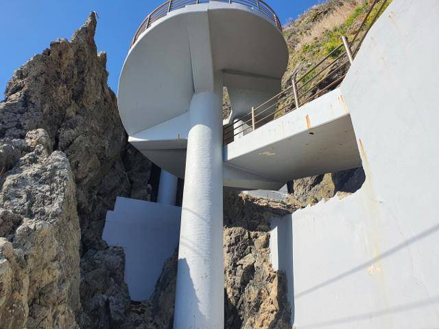 경북 울릉군 울릉읍 저동리 섬 '죽도' 선착장에 설치된 나선형 계단 모습. 배에서 내려 죽도의 평지로 올라가는 유일한 진입로다. 울릉군 제공