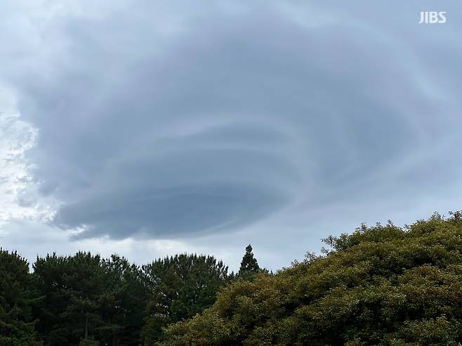 오늘(29일) 아침 제주시 오라동 하늘에서 관측된 렌즈구름 (사진, 윤인수 기자)