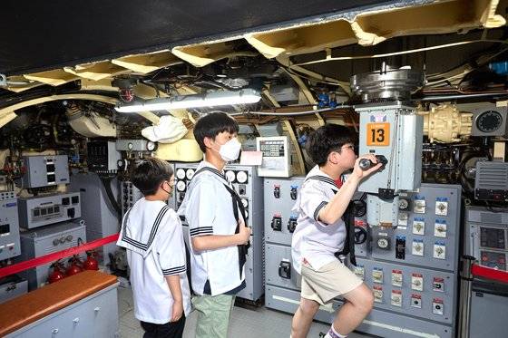 돌고래급 잠수정 잠망경으로 서울함공원 밖의 모습을 확대·축소해 볼 수 있다.
