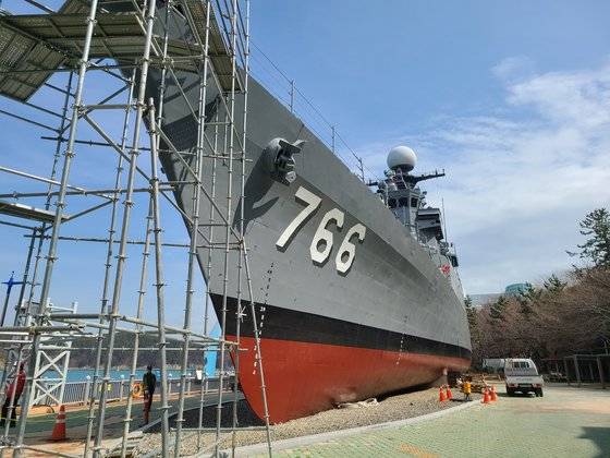 안전 문제 등으로 해군에 반납된 강원함 대신 진해해양공원에 들어온 진해함.