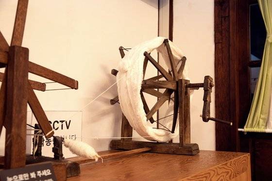 소창은 목화솜에서 자아낸 실인 면사로 짠 직물로, 씨실과 날실을 한 올씩 교차하는 방식인 평직으로 직조하는 23수짜리 면직물이다. 사진은 목화솜에서 실을 뽑는 도구인 물레.