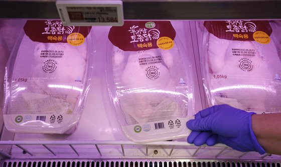 29일 서울 시내 한 대형마트에서 닭고기가 판매되고 있다.   닭고기 도매가가 4주 만에 6.9% 상승했다. 뉴스1