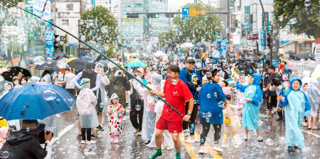 ▲ 2023춘천마임축제가 28일 춘천 중앙로 일대에서 개막, 물쇼 프로그램 ‘아수라장’이 4년만에 열렸다. 시민들이 거리에서 퍼포먼스와 물놀이를 즐기고 있다.