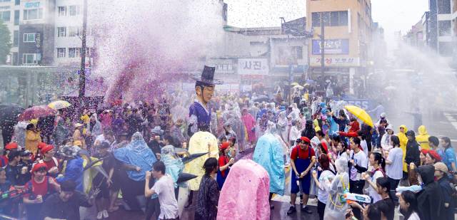 ▲ 2023춘천마임축제가 28일 춘천 중앙로 일대에서 개막, 물쇼 프로그램 ‘아수라장’이 4년만에 열렸다. 시민들이 거리에서 퍼포먼스와 물놀이를 즐기고 있다.