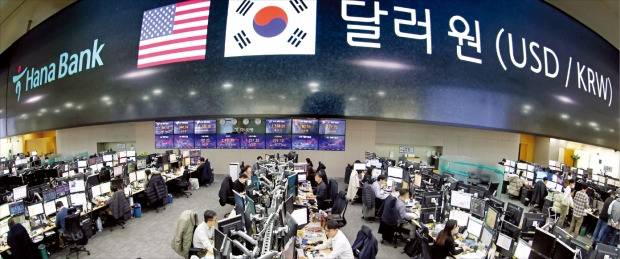 정부가 내년 7월부터 해외 은행과 증권회사의 국내 외환시장 직접 참여를 허용하는 등의 내용을 담은 ‘외환시장 선진화 방안’을 7일 발표했다. 70여 년 만의 대폭적인 외환시장 개방이다. 이날 서울 명동 하나은행 딜링룸에서 직원들이 외환 업무를 보고 있다. /허문찬 기자