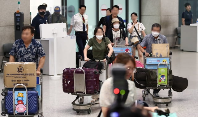 슈퍼 태풍 '마와르'의 영향으로 미국령 태평양 괌에 발이 묶였던 여행객들이 29일 인천국제공항 제1터미널을 통해 귀국하고 있다. / 사진=뉴스1