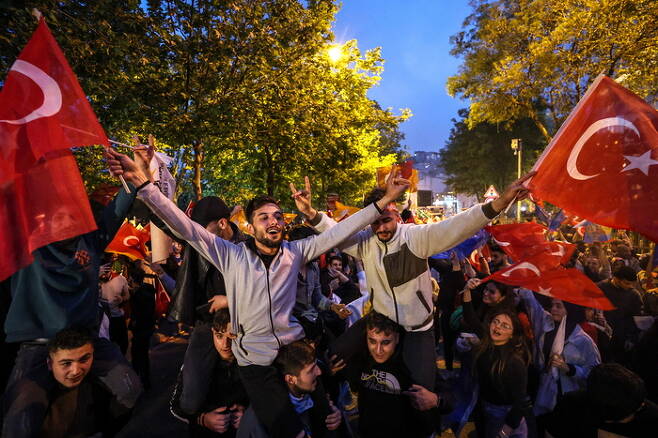 레제프 타이이프 에르도안 튀르키예 대통령이 28일(현지시간) 진행된 대선 결선 투표에서 승리를 확정하자 지지자들이 이스탄불에서 국기를 흔들며 환호하고 있다. TASS연합뉴스