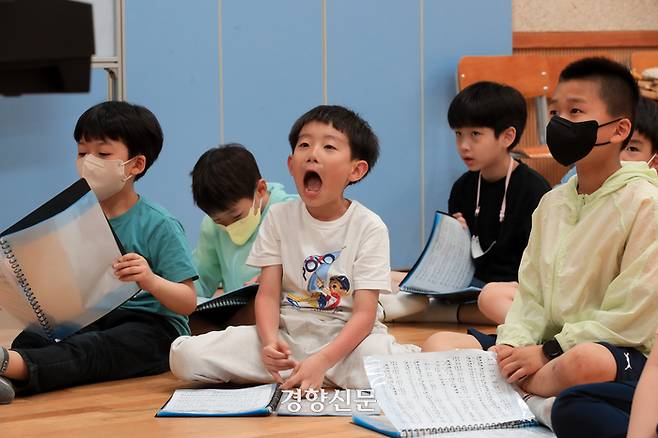 지난 23일 서울 노원구 중현초등학교에서 1~2학년 학생들이 합창 연습을 하고 있다. 이준헌 기자
