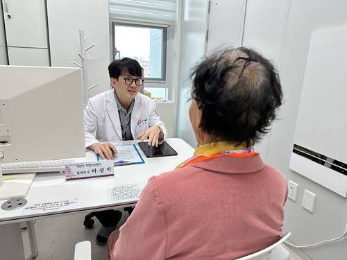 이상학 원광대학교병원 신경과 교수가 익산시 치매안심센터에서 알츠하이머병 환자와 상담을 진행하고 있다.&nbsp; &nbsp;원광대학교병원 신경과