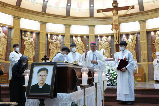 지난 26일 선종한 천주교 수원교구 김일우(마르티노) 신부의 장례미사가 봉헌되고 있다. 천주교 수원교구  