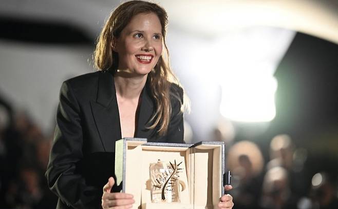 칸 국제영화제 황금종려상을 수상한 프랑스 영화 '아나토미 오브 어 폴'의&nbsp;쥐스틴 트리에 감독. (사진출처=칸 국제영화제 SNS)