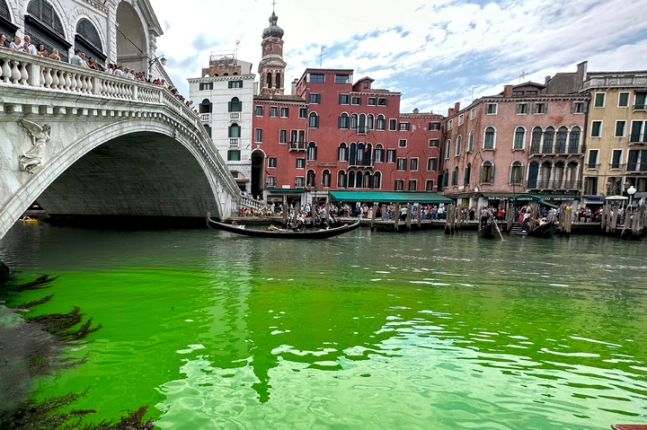 이탈리아 베니스의 운하가 형광 녹색으로 변한 모습./AP=뉴시스
