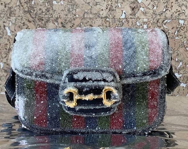 구찌 가방에 땀 크리스탈을 붙인 작품. [앨리스 포츠 인스타그램]