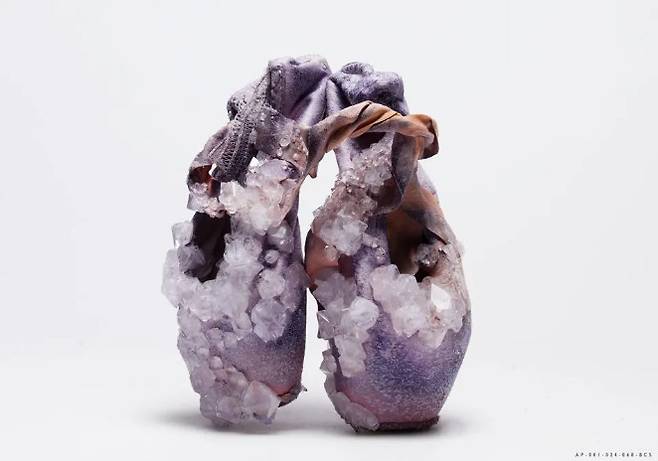 앨리스 포츠의 2018년 영국왕립예술학교 졸업작품. 낡은 발레 슈즈에 배인 땀을 특수 처리해 크리스탈로 배양했다. [포츠 인스타그램]