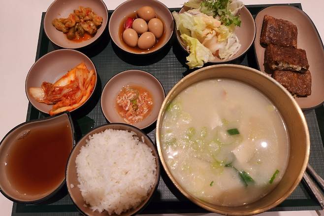 SK텔레콤의 구내식당 더 테이블 메뉴. 인근 식당보다 훨씬 저렴한 6000~8000원 정도의 가격이다. [SK텔레콤 제공]