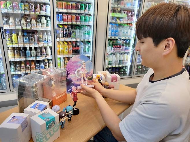 CU가 업계 최초로 총 82종의 유명 캐릭터 피규어 중 1종을 랜덤으로 배송하는 ‘피규어 럭키박스’ 프리페이드 서비스를 도입했다. [CU 제공]