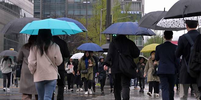 시민들이 우산을 들고 걷고 있다. 이상섭 기자