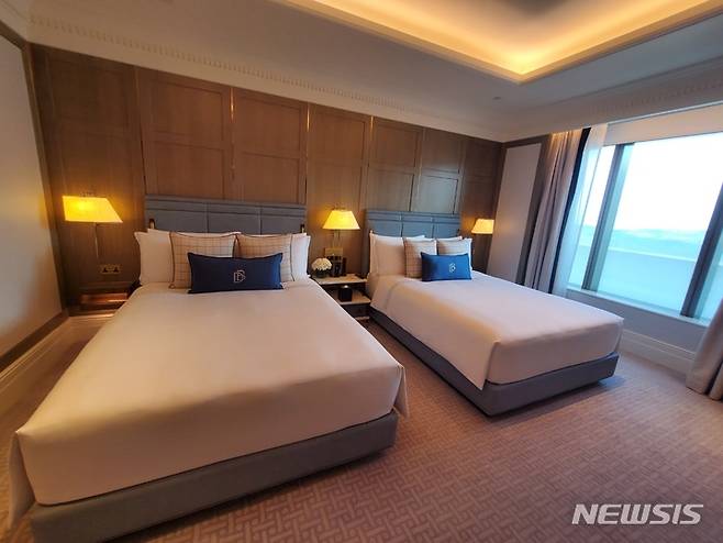 [마카오=뉴시스] 류난영 기자 = 런더너 마카오 호텔 최상층 스위트룸. 베개에 데이비드 베컴이 디자인한 것을 뜻하는 문구 'DB'가 쓰여져 있다.