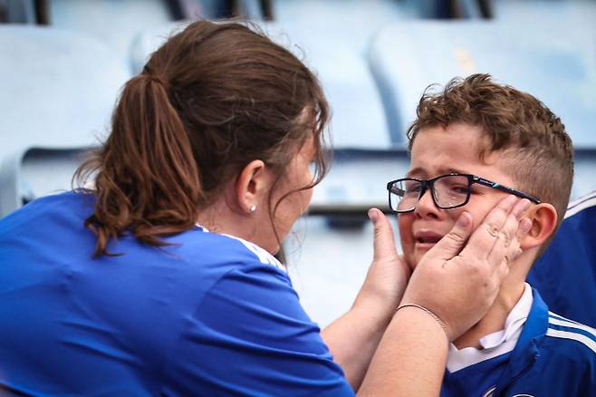 강등 확정 후 눈물을 흘리는 레스터 시티의 어린 팬. 연합뉴스