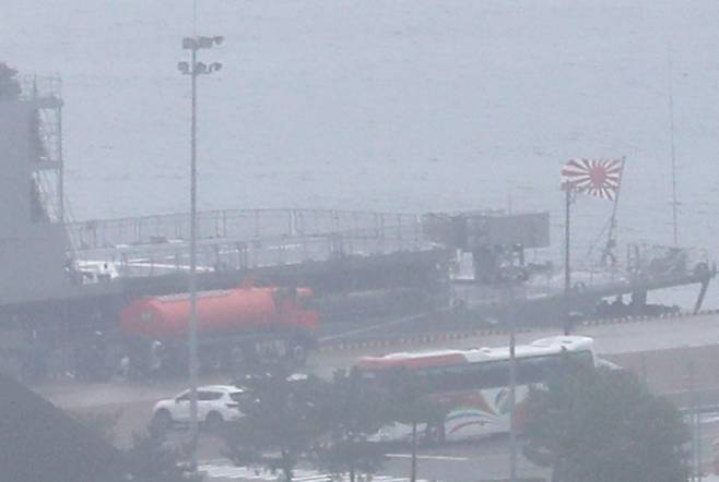 29일 일본자위대 호위함 하마기리함이 욱일기의 일종인 자위함기를 달고 부산 해군작전기지에 입항했다. 연합뉴스