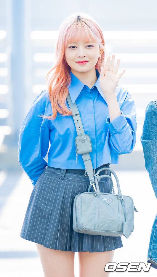 [OSEN=인천공항, 민경훈 기자 ]걸그룹 아이브(IVE) 멤버 안유진, 가을, 레이, 장원영, 리즈, 이서가 7일 오후 인천 중구 운서동 인천국제공항을 통해 '뮤직뱅크 인 파리’(KBS Music Bank in PARIS)&nbsp;일정 참석 차 프랑스 파리로 출국했다.아이브 레이가 출국하며 포즈를 취하고 있다. 2023.04.07 / rumi@osen.co.kr