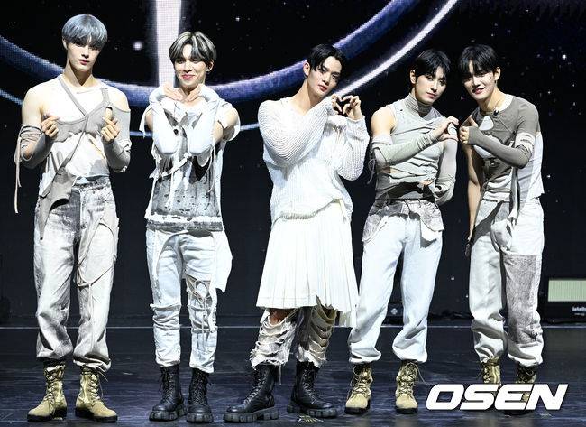 [OSEN=이대선 기자] 29일 오후 서울 연세대학교 백주년기념관에서 그룹 CIX의 여섯 번째 EP '오케이 에피소드 2: 아임 오케이'(OK Episode 2 : I’m OK) 발매 기념 쇼케이스가 열렸다.CIX가 포토타임을 가지고 있다. 2023.05.29 /sunday@osen.co.kr