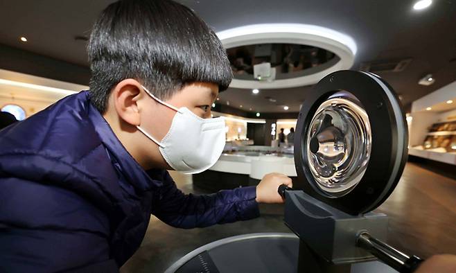 중력으로 휘어진 공간을 간접적으로 체험을 해보는 중력렌즈 체험을 해 보고 있다.