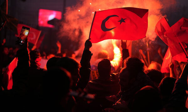 레제프 타이이프 에르도안 튀르키예 대통령이 대선 승리를 확정 지은 28일(현지시간) 지지자들이 정의개발당(AKP) 연합 사무실 밖에서 환호하고 있다. 이스탄불=AP·연합뉴스