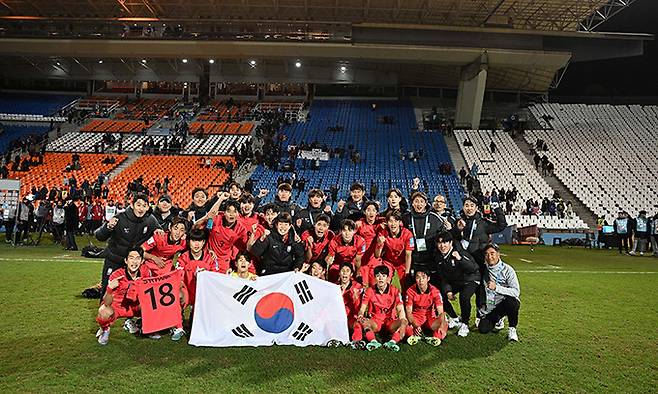 “파이팅!” 한국 U-20 축구대표팀 선수들이 29일 아르헨티나 멘도사 스타디움에서 열린 U-20 월드컵 조별리그 F조 3차전 감비아와 경기에서 0-0 무승부를 기록해 조 2위로 16강 진출을 확정한 뒤 기념촬영을 하고 있다. 대한축구협회 제공