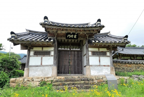 전남 장흥 원촌마을의 반계사(盤谿祠) 정문 숙장문(肅將門). 반계사에는 정경달을 비롯한 영광 정씨 네 사람과 함께 이순신 장군의 위패가 모셔져 있다.