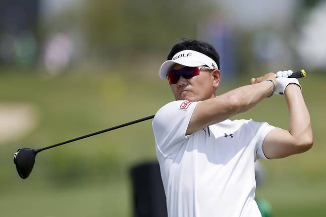 양용은이 29일 미국 텍사스주 프리스코의 필즈랜치 이스트GC에서 열린 시니어 PGA 챔피언십 최종라운드 1번홀에서 드라이버샷을 날리고 있다. 프리스코｜AP연합뉴스
