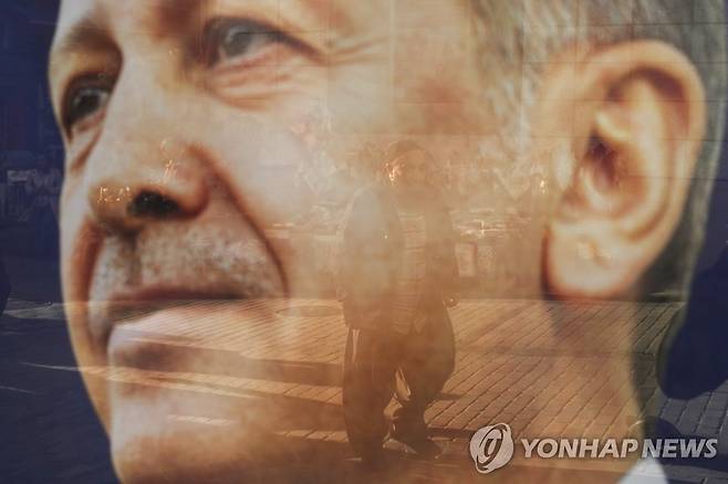 에르도안 대통령 대선 포스터에 비친 튀르키예 거리 [AP 연합뉴스 자료사진. 재판매 및 DB 금지]