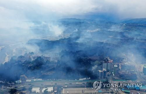 산불 연기 자욱한 강릉   (강릉=연합뉴스) 양지웅 기자 = 11일 대형 산불이 발생한 강원 강릉시 산림 일원에서 연기가 피어오르고 있다. 2023.4.11 yangdoo@yna.co.kr