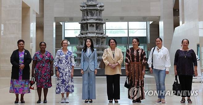 김건희 여사, 태평양 도서국 정상 배우자들과 국립중앙박물관 관람 (서울=연합뉴스) 진성철 기자 = 김건희 여사가 29일 서울 용산 국립중앙박물관에서 태평양도서국 정상 배우자들과 함께 기념 촬영을 하고 있다.
    왼쪽부터 바누아투의 엘렌 칼사키우, 솔로몬제도의 에미 소가바레, 쿡제도의 다프네 브라운, 김건희 여사, 마셜제도의 진저 카부아, 통가의 피오나 소발레니, 프렌치 폴리네시아의 테우아 브라더슨, 태평양도서국포럼 사무총장의 아케이티 푸나 여사. 2023.5.29 zjin@yna.co.kr