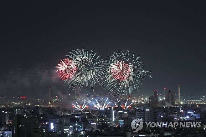 포항불빛축제에 나온 세계 각국 불꽃 (포항=연합뉴스) 손대성 기자 = 27일 밤 경북 포항 형산강체육공원 일원에서 열린 포항국제불빛축제에서 국제불꽃쇼에 참가한 각국 팀이 쏘아 올린 불꽃이 포항 하늘을 수놓고 있다. 2023.5.27 sds123@yna.co.kr