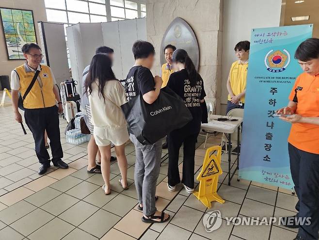 외교부, 한국 여행객 출국 지원 위해 괌에 신속대응팀 파견 (서울=연합뉴스) '슈퍼태풍' 마와르로 태평양 휴양지 괌에 발이 묶인 한국 여행객들을 지원하기 위해 29일 파견된 외교부 신속대응팀 직원들이 국제공항 출국장에서 국민들의 출국 수속을 지원하고 있다. 2023.5.29 [외교부 제공. 재판매 및 DB 금지] photo@yna.co.kr