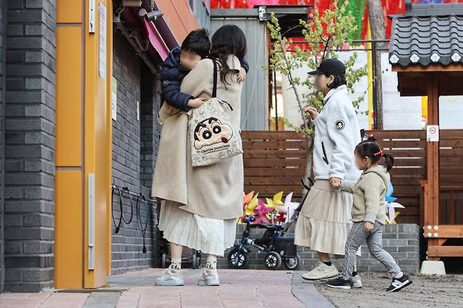 지난 3월 30일 서울 시내 한 어린이집에서 어린이들이 엄마와 함께 등원하고 있다. (사진=연합뉴스)