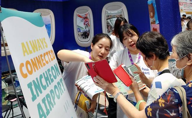 27일 대만 타이베이 세계무역센터에서 열린 국제관광박람회 인천공항 부스에서 외국인 참가자들이 행사에 참여하고 있다. (사진 = 인천공항공사 제공)