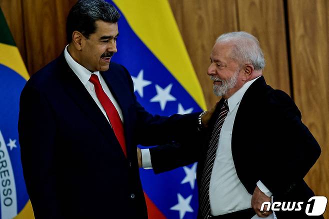 니콜라스 마두로 베네수엘라 대통령과 루이스 이나시우 룰라 다시우바 브라질 대통령이 29일(현지시간) 제스처를 취하고 있다. 2023.5.23. ⓒ 로이터=뉴스1 ⓒ News1 김현 특파원