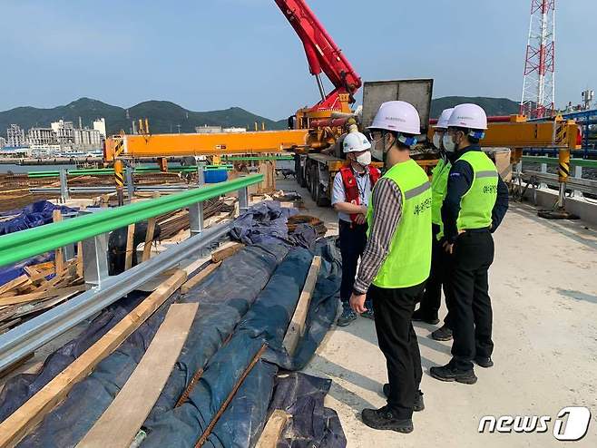 여수광양항만공사가  대한산업안전협회와 합동으로 건설현장 안전점검을 실시하고 있다(여수광양항만공사 제공)2023.5.30/