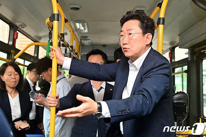 강원 원주 혁신도시와 기업도시를 잇는 새로운 급행 시내버스 노선인 '혁기버스'(111번)의 개통식이 30일 혁신도시 중흥S클래스 프라디움 아파트 앞 정류장에서 열린 가운데, 이날 원강수 원주시장이 지역 기관장들과 시승행사에 나서고 있다. (원주시 제공) 2023.5.30/뉴스1