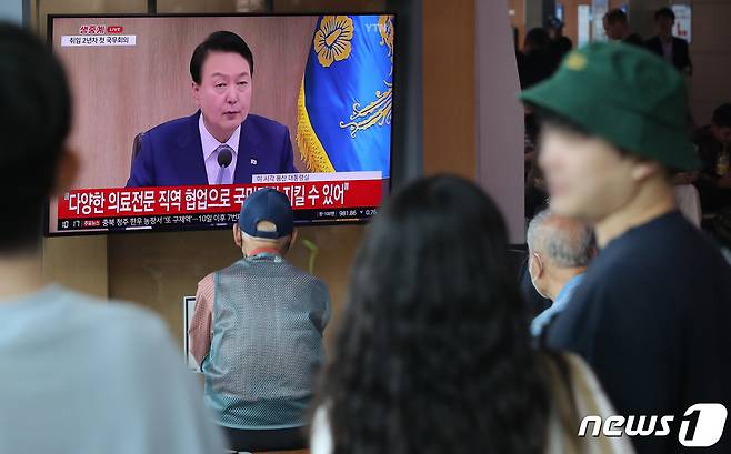 16일 오전 서울역 대합실에서 시민들이 윤석열 대통령이 주재하는 국무회의를 생방송으로 시청하고 있다. 윤 대통령은 국무회의 모두발언을 통해 "간호법안은 유관 직역 간의 과도한 갈등을 불러일으키고, 간호 업무의 탈 의료기관화는 국민들의 건강에 대한 불안감을 초래하고 있다＂고 밝히며 국무회의 안건으로 '간호법 재의요구안'을 상정, 의결했다. 이는 지난달 초 양곡관리법 개정안에 이어 취임 후 두 번째 거부권 행사다. 2023.5.16/뉴스1 ⓒ News1 이동해 기자