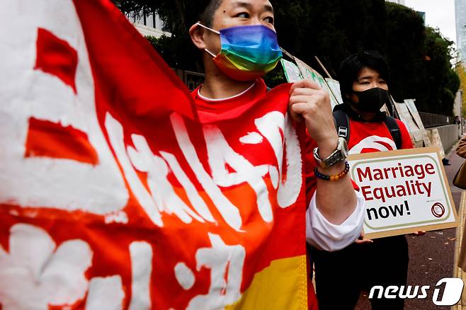 일본 도쿄법원이 30일 동성결혼이 합헌이라고 판결했다. 일본에서는 동성간의 결혼이 지방 법원마다 다르게 판결이 나와 혼란이 빚어지고 있다. 사진은 동성결혼 지지자들이 법원 밖에서 판결을 기다리는 모습. ⓒ 로이터=뉴스1 ⓒ News1 권영미 기자