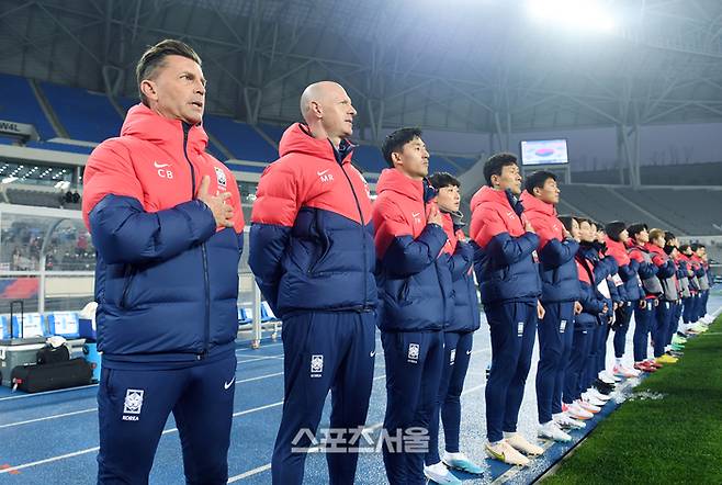 한국 여자축구대표팀의 콜린 벨 감독이 11일 용인 미르스타디움에서 열린 잠비아와 2차 평가전에 앞서 애국가를 부르고 있다. 2023. 4. 11.  용인 | 박진업기자 upandup@sportsseoul.com