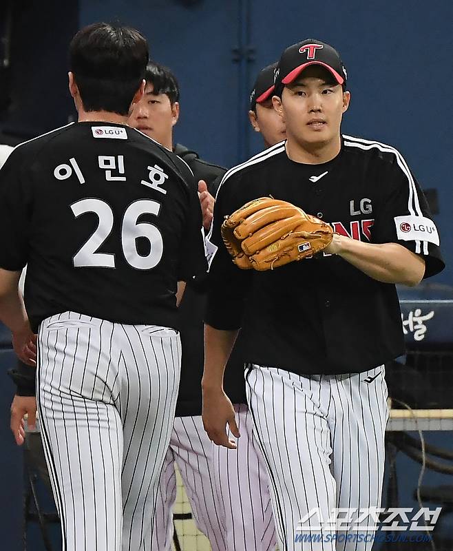 5일 서울 고척스카이돔에서 열린 LG 트윈스와 키움 히어로즈 경기. 6회말 2사 1루 이민호가 임찬규와 교체되고 있다. 고척=정재근 기자 cjg@sportschosun.com/2023.4.5/