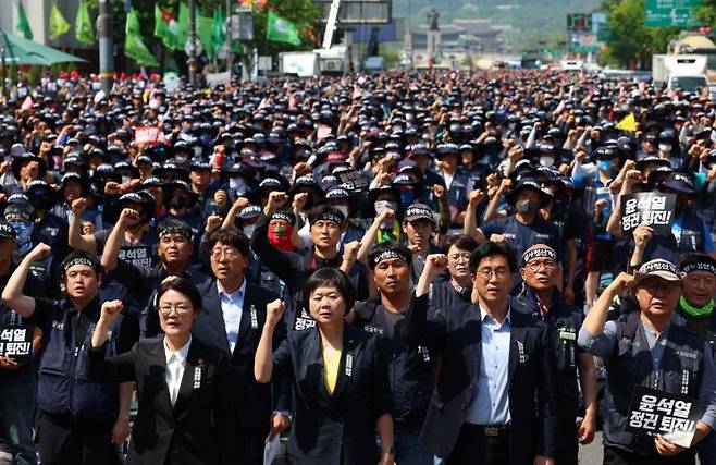 지난 16일 오후 서울 세종대로에서 열린 건설노조 탄압 중단 촉구 총파업 결의대회에서 참가자들이 팔뚝질을 하며 구호를 외치고 있다. [이미지출처=연합뉴스]